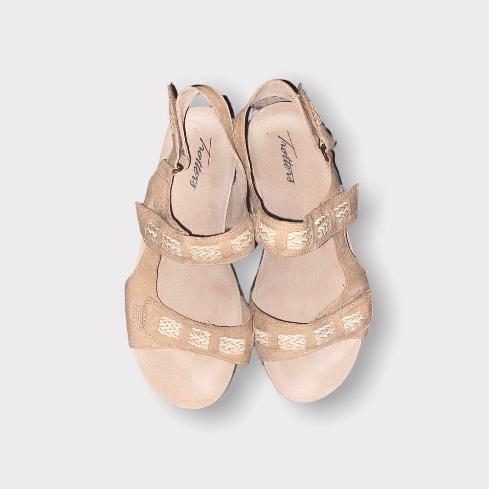 Trotters Tan Leather Sandals Size 7.5 M